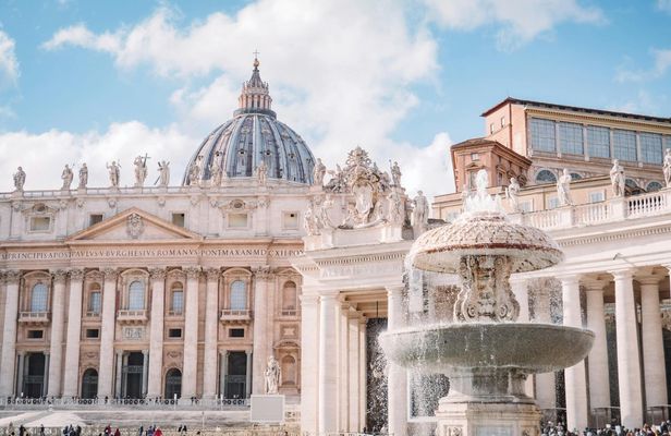 St. Peter's Basilica, Square and Papal Grottoes Guided Tour in English