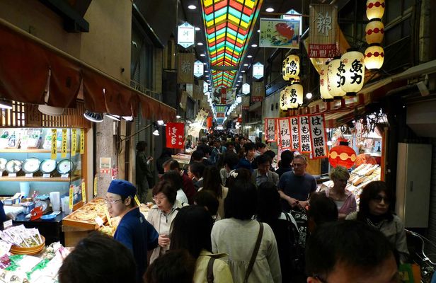 Food tour in Kyoto Nishiki Market