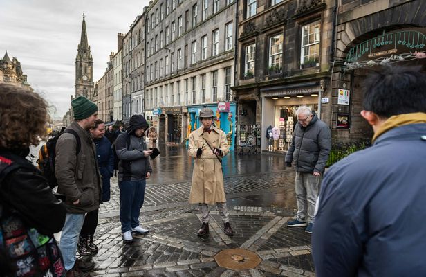 Historical gems tour with whisky and local flavours in Edinburgh