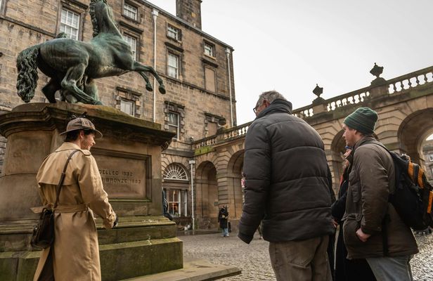 Historical gems tour with whisky and local flavours in Edinburgh