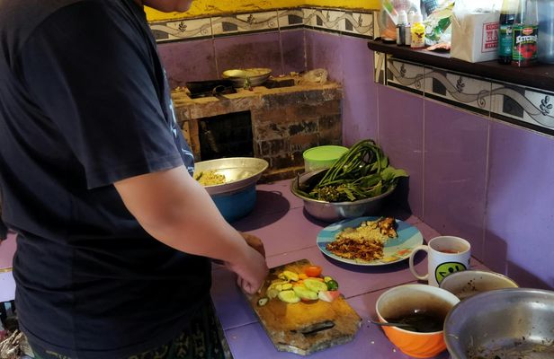 Unique Food Experience with a Local Family in Mengwi