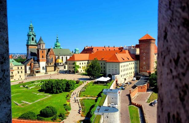 Wawel Castle Interiors and Crown Treasury Private Tour