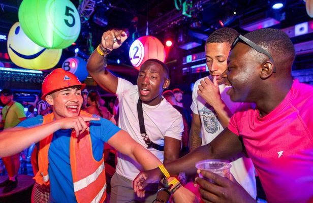 Scene Kavos Barmy Bingo
