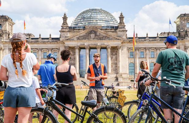 Berlin Highlights Bike Tour in English