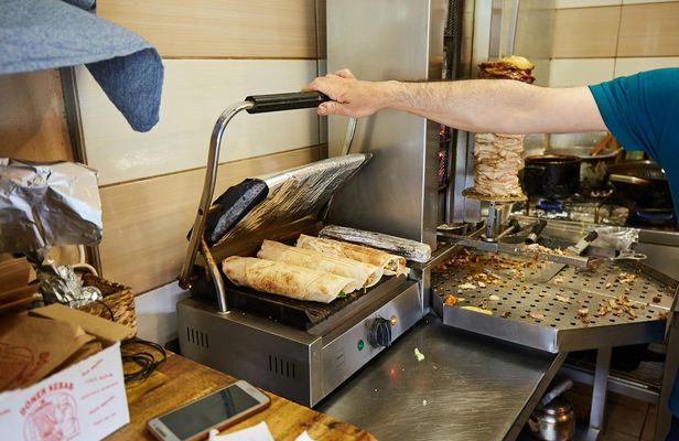 Food and history guided walking tour in East Berlin