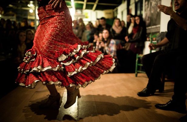 Private Tour of Santa Cruz Neighborhood and Flamenco Show
