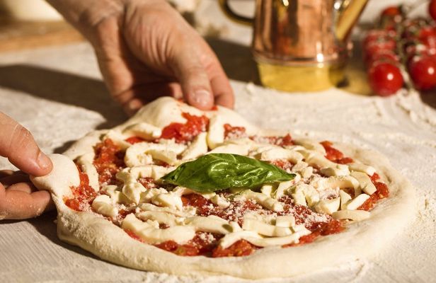 Small-group pizza making experience in Naples