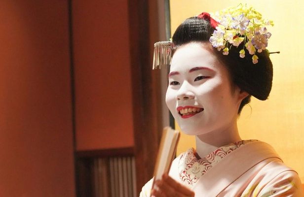 Gion Walking Tour and Dinner with a Maiko in Kyoto