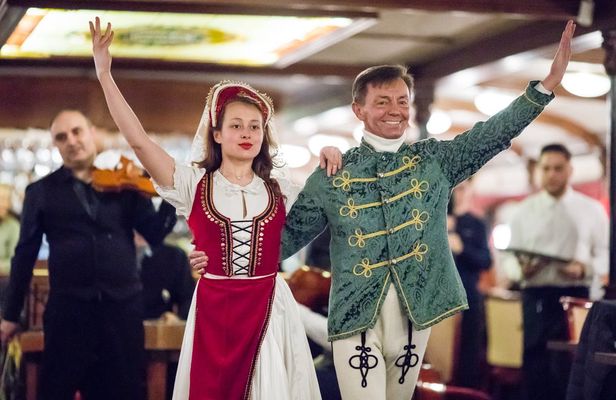 Dinner cruise on the Danube with folklore dance and live music