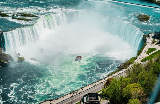 Niagara Falls day tour with boat cruise from Toronto