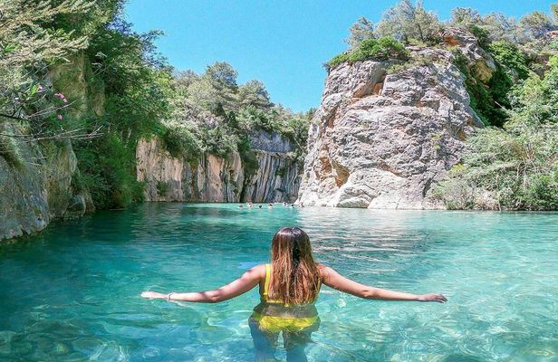 Natural thermal springs and Girlfriend Waterfall tour from Valencia