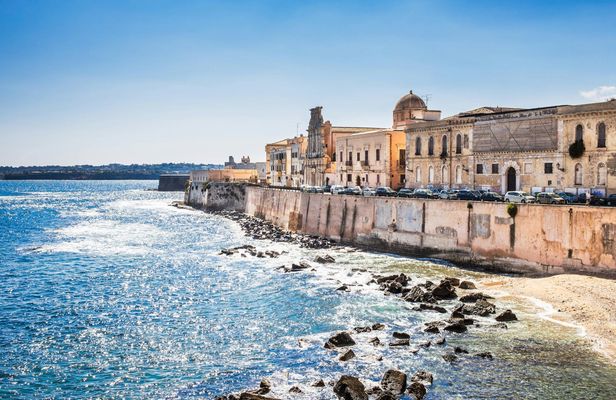 Private 90-minute boat tour, Ortigia Island and its sea caves