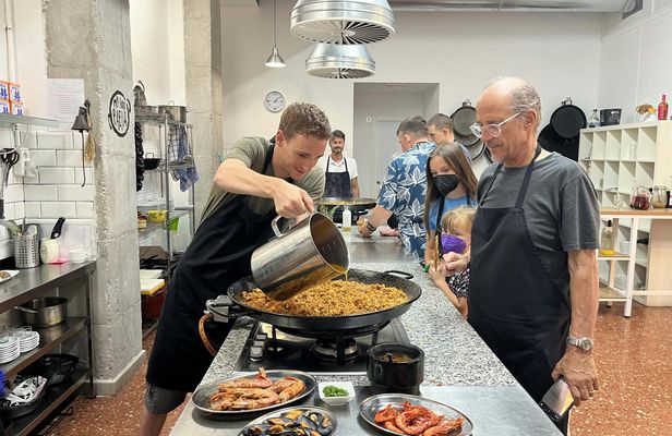 Vegetable paella cooking class and Ruzafa market visit