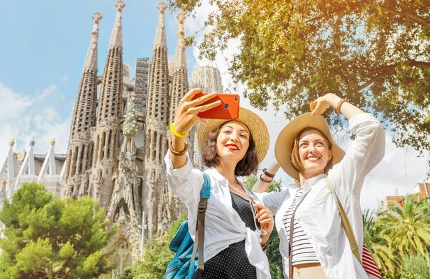 Skip the Line Sagrada Familia & Park Güell Guided Tour