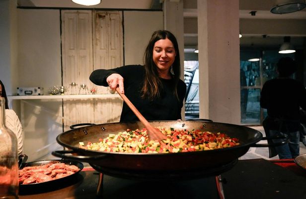 Barcelona Paella Cooking Experience and Wine