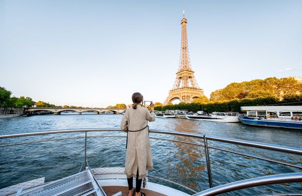 Paris insider's tour with Seine sightseeing cruise