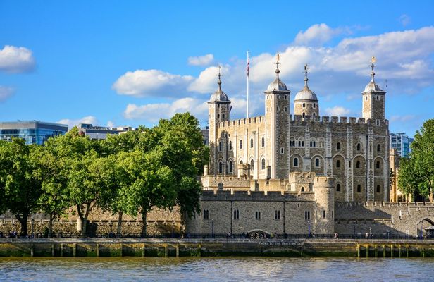 Tower of London, Thames River Ride and Changing of the Guards Tour