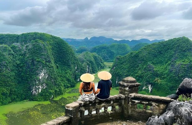 Hoa Lu, Tam Coc and Mua Cave from Hanoi with Buffet Lunch