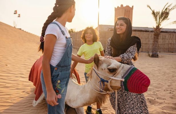 Dubai desert 4x4 safari with traditional Arabic dinner and dancing