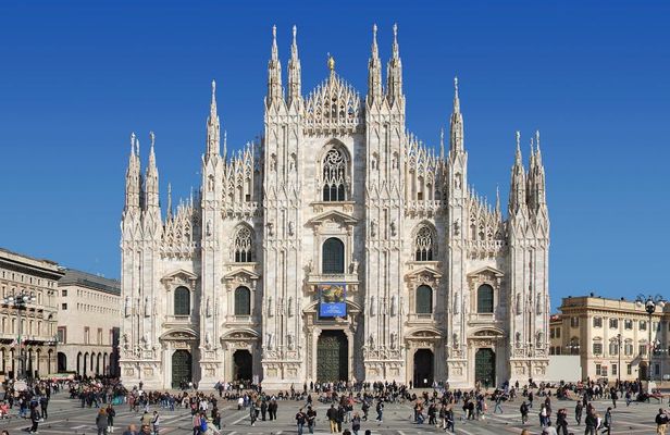 Exclusive guided tour of Milan with La Scala, Duomo Square and the Galleria