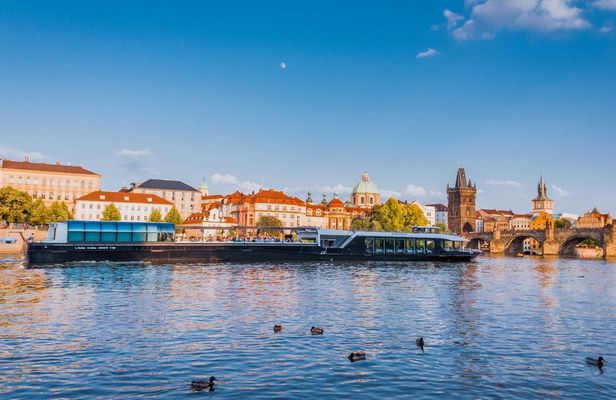 Prague panoramic cruise with dinner and live music
