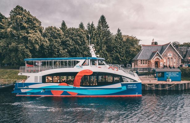 Loch Ness guided tour with boat cruise