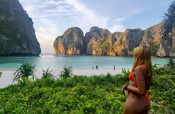 3-Hour Private Sunrise Tour by Longtail Boat to Maya Bay from Phi Phi