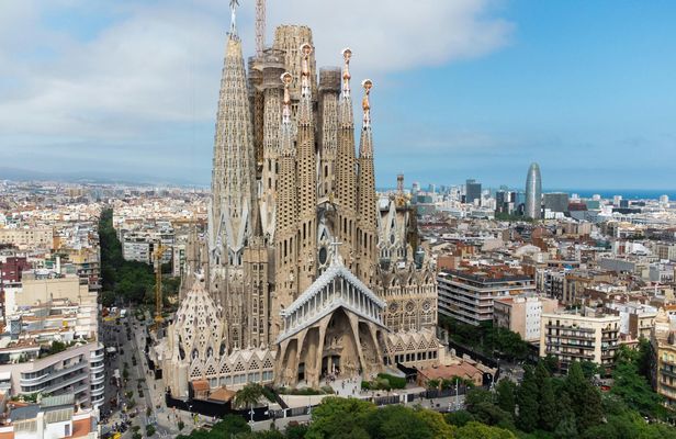 Skip the Line: Sagrada Familia Guided Tour