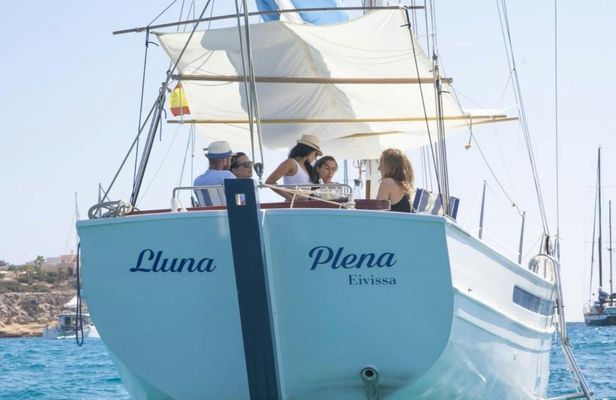 Exclusive Sailboat Tour in Ibiza with Snorkelling and Tapas