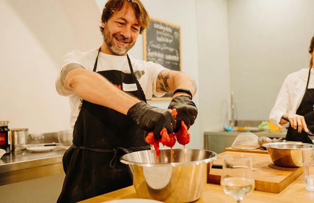 Pasta-making class, tasting and prosecco with local chef in Rome