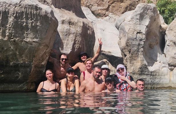 Wahiba Desert and Wadi Bani Khalid Guided Tour with Lunch from Muscat