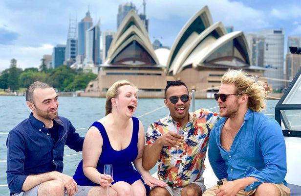 Sydney Harbour Highlights and Aussie Bites Catamaran Cruise