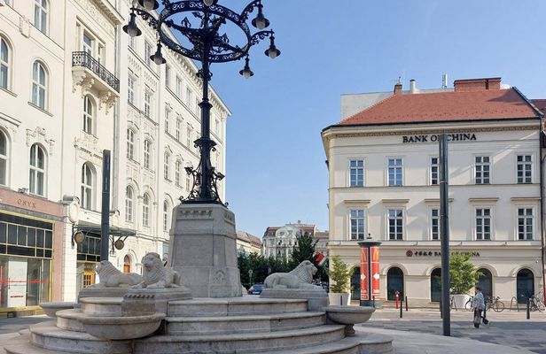 Self-guided city exploration trail in Budapest