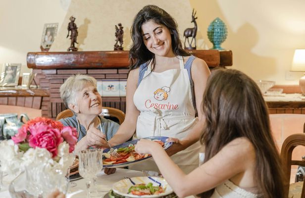 Market Tour and Dining Experience at a Cesarina's Home in Sorrento