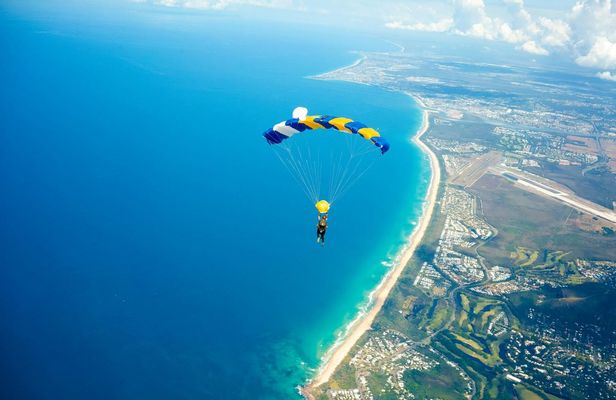 10,000 Ft Skydiving in Noosa Available in the Weekend