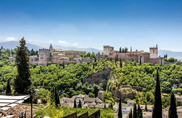 Alhambra official skip-the-line small group guided tour with full access