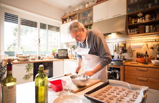 Market tour and dining experience at a Cesarina's home in Siena
