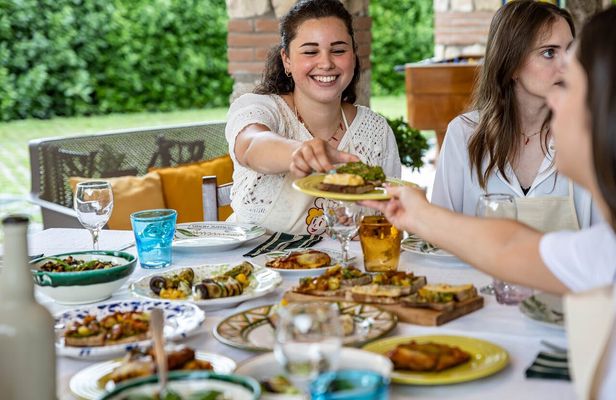 Market tour, lunch or dinner and show cooking at a Cesarina's home in Naples