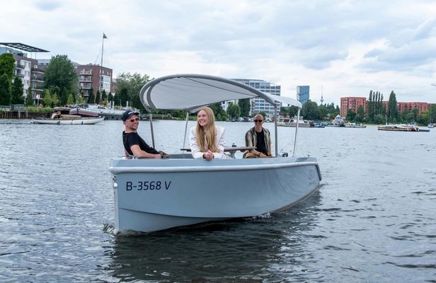 2 Hour Boat Rental Sightseeing Experience in Berlin