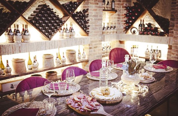 Chianti Lunch with Wine Tasting at Poggio ai Laghi Winery