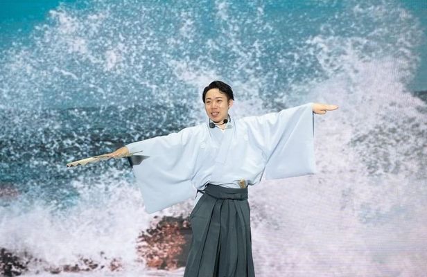 Traditional Japanese Dance Show and Experience in Kabukicho