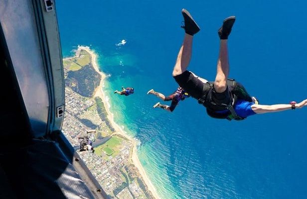 15,000Ft Wollongong Skydive in the Week with Transfer from Sydney