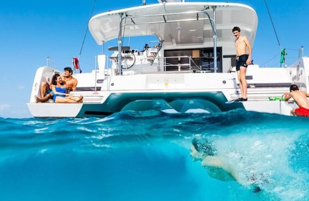 Half-Day Mykonos, Delos and Rhenia Catamaran Cruise with Lunch