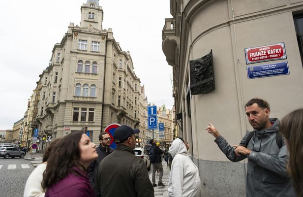 Best of Prague by foot and bus with river cruise and Prague Castle