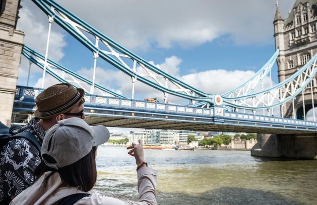London Top Sights Guided Walking Tour with Visit to the Tower Bridge