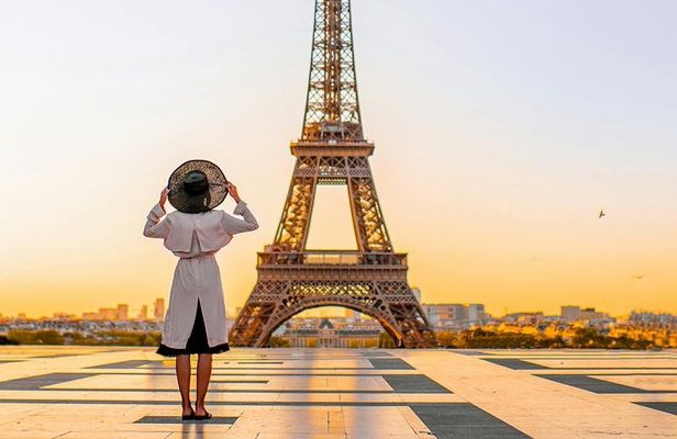 Eiffel Tower Entrance Ticket to 2nd Floor by Elevator and Host