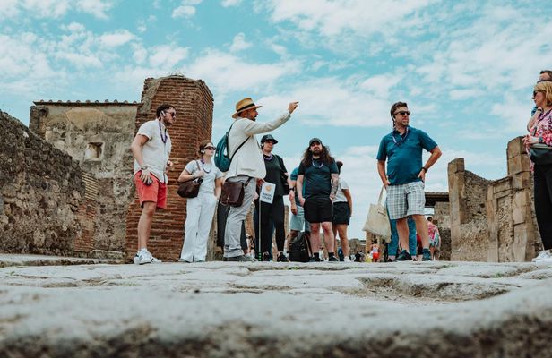 Amphitheatre of Pompeii Tour with an Archaeologist