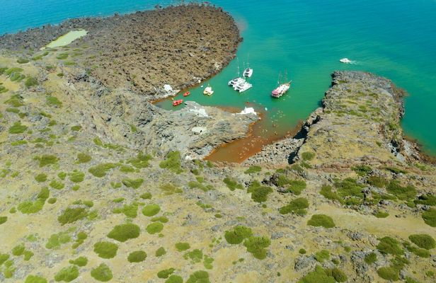 Santorini classic catamaran cruise with pick-up, lunch and drinks