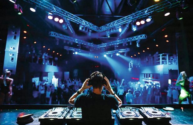 Scene Kavos Twisted Wonderland afterparty