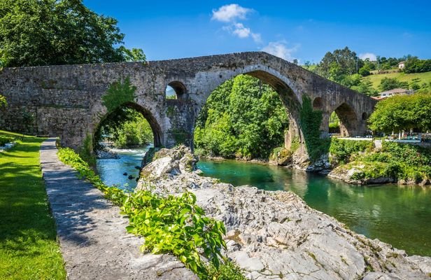 Guided Tour to Covadonga Lakes and Cangas de Onís from Santander